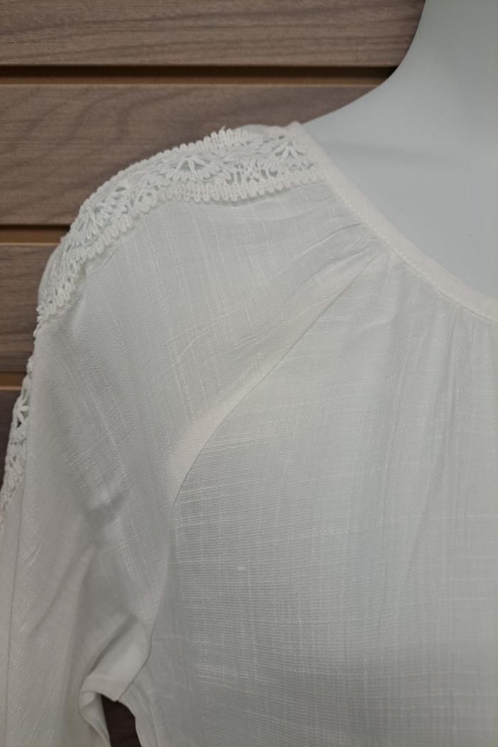 White Blouse W/Lace On Arms Elastic Bottom