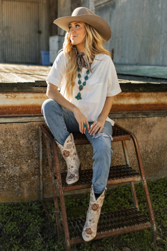 Woman wearing white breathable cotton top with front pocket in lightweight fabric for casual style